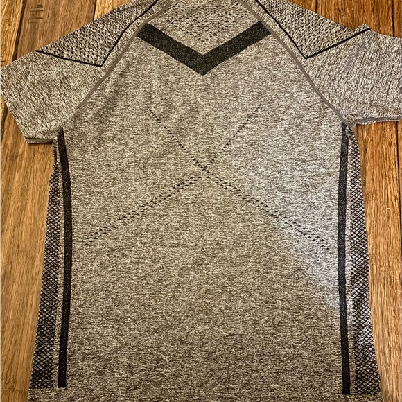 OQQ Men’s Gray and Black Athletic T-Shirt NWOT - Picture 3 of 3